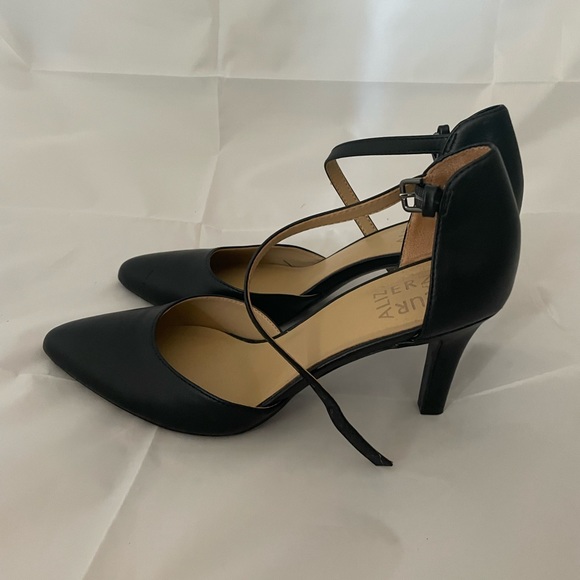Naturalizer Black Heels - Picture 2 of 4